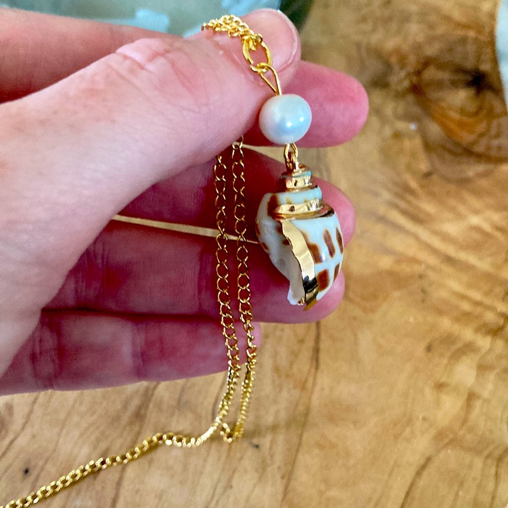 Gold plated Shell and pearl pendant necklace